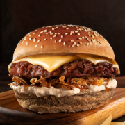 Linha Artesanal: Chili Crispy Creme Parmesão - 120g - Linha Jerrajê (Ingredientes: Bacon, Cebola Roxa, Deliciosa Maionese da Casa, Finalizado Com Molho Barbecue, Hambúrguer Artesanal Com Suave Toque de Pimenta Verde, Mergulhado em Molho Parmesão, Mussarela, Pão Brioche, Queijo Cheddar, Sob Selecionadas Lascas de Tiras Crocantes de Doritos®)