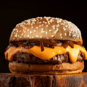 Linha Artesanal: Dijon - 120g - Linha Jerragê (Ingredientes: Burger de Pura Carne Artesanal Grelhada Com Sal Grosso, Cebola Grelhada ao Molho Shoyu, Maionese, Mussarela, Pão Com Gergelim, Queijo Cheddar, Sache: Molho Barbecue)