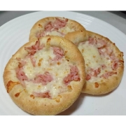 Esfihas gourmet: PRESUNTO E QUEIJO - Esfiha salgada (Ingredientes: Massa especial de esfiha, Mussarela, Presunto)