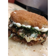 Ichiburguer: Ichiburguer - cream cheese, togorashi, salmão, cebolinha, sunomono, queijo mussarela flambado, couve crispy
