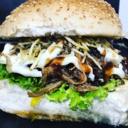 Hambúrguer: X Costela - Hambúrguer (Ingredientes: Alface, Bacon, Barbecue, Catupiry, Costela desfiada, Hambúrguer, Ketchup, Maionese, Milho, Mostarda, Ovo, Pão, Queijo, Tomate)
