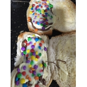 Hot Dogs - Doces: Dog Confete - Hot Dogs (Ingredientes: Chocolate Preto, Confete, Creme Especial, Leite Condensado, Queijo)