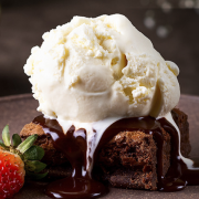 Jerrajê Brownie: Brownie | Ferrero Rocher - Brownie de chocolate, cremoso sorvete de creme, ferrero rocher, morango, coberta com calda artesanal de chocolate, chantilly, ovomaltine e raspas de chocolate