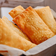 Pastéis Salgados: Carne - Pastel Salgado (Ingredientes: Azeitona, Carne, Cebola, Orégano)