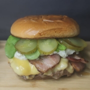 Hambúrguer Artesanal: O Favorito - Pão brioche selado na manteiga, brend de 160g, mussarela ou prato, creme e gorgonzola, bacon crispy, picles e rúcula