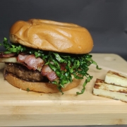 Hambúrguer Artesanal: Mineirinho - pão briche selado na manteiga, blend de 160g, mussarela ou prato, bacon crispy, queijo coalho frito, picles, crispy de couve e geleia de pimenta.