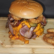 Hambúrguer Artesanal: Duplo Cheddar Onion - pão briche selado na manteiga, 2 blends de 160g, queijo cheddar mussarela ou prato, cheddar cremoso , cebola caramelizada, crispy de bacon, cebola onion.