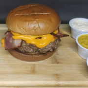 Hambúrguer Artesanal: Burguês - pão briche selado na manteiga, blend de 130g, mussarela ou prato, cheddar cremoso, bacon crispy, picles.