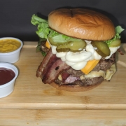 Hambúrguer Artesanal: TurboQueijo - pão briche selado na manteiga, 2 blends de 130g, queijo cheddar mussarela ou prato, creme de gorgonzola, bacon crispy, alface e picles