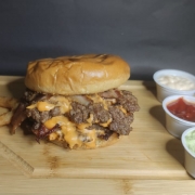 Hambúrguer Artesanal: Smash Triplo - pão briche selado na manteiga,3 smash, american cheese, bacon crispy, mussarela ou prato,