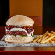 Hambúrguer: Prime Berry ( Acompanha Fritas) - Hambúrguer (Ingredientes: bacon em cubos, cream cheese, geleia de frutas vermelhas, hambúrguer bovino assado na brasa, Rúcula)