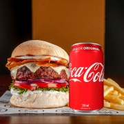 Hambúrguer: Prime Bacon+ COCA COLA - Hambúrguer (Ingredientes: Alface Americana, Bacon, Batata, Cebola Roxa, hambúrguer bovino assado na brasa, Queijo, Tomate)