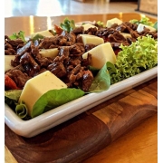 Saladas: Salada da Casa - Folhas verdes, Filé Mignon, Tomate seco, Queijo mussarela, molho mostarda e mel