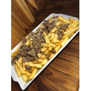 Petiscos: Batata da Casa - Tamanho G (Ingredientes: Batata Frita, Iscas de Filé Mignon, Orégano, Parmesão)