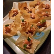 Entradas: Nachos (10 Unidades) - Massa do harumaki com salmão, cream cheese, tarê e cebolinha