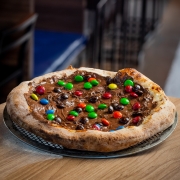 Doces: 50 - Felice - Pizza Grande (8 Fatias 35cm) (Ingredientes: Cobertura de Chocolate ao leite, Confetes M&M)