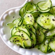 Entradas: Sunomono - Salada de pepino e gergelim com molho especial