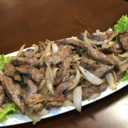 Petisco: Filé Acebolado do Rei (500 g). - Acompanhamento: farofa.