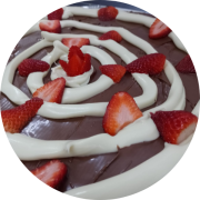 Doces: Sensação Branco e Preto - Pizza Assada | Grande (Ingredientes: Chocolate Branco, Chocolate ao Leite, Morangos)