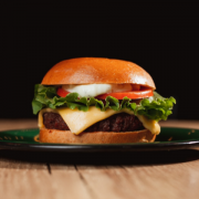 Burgers: Futuro Burger (Vegetariano) - Burger (Ingredientes: Pão Brioche, Burger Futuro 115g, Alface, Tomate, Maiô Up, Queijo American Cheese Prato)
