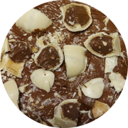 Brood Doces: Ouro Branco - Pizza Pré-Assada | Grande (Ingredientes: Chocolate ao Leite, Bombom Ouro Branco)