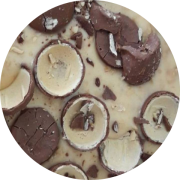 Brood Doces: sonho de Valsa - Pizza Pré-Assada | Grande (Ingredientes: Chocolate Branco, Bombom Sonho de Valsa)