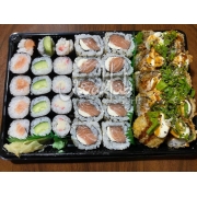 Combinados: 35 Peças - 10 hot Roll de salmão finalizados com crean chesse molho tare e cebolinha 10 uramaki Filadélfia 5 hosnaki salmão 5 hossomaki de pepino 5 hossomaki de KaniAcompanha hashi molhos