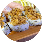 Uramaki: Uramaki Crisp Cebola - 05 unds - Alga, Arroz, Salmão, Cream Cheese, Cebolinha e Crisp de cebola.