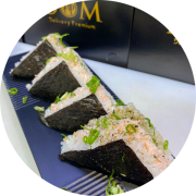 Onigiraizu: Onigirazu Ebi [camarão] - (4 pedaços) - Sanduiche de Nori com shari, recheado com camarões, cream cheese, cebolinha e pepino, finalizado com maionese Sriracha e Gergelim.