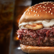 Linha Artesanal: Jerusalém - 120g - Linha Jerragê (Ingredientes: Azeite de Oliva, Carne Seca Desfiada Com Cebola ao Molho Shoyu, Maionese, Pão Com Gergelim, Queijo Cheddar, Queijo Coalho na Manteiga de Garrafa, Sache: Molho Barbecue, Suculento Burger de Pura Carne Artesanal)