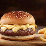 Linha Artesanal: Parma - 120g - Linha Jerragê (Ingredientes: Burger de Pura Carne Artesanal Grelhada Com Sal Grosso, Cebola Grelhada ao Molho Shoyu, Folhas de Alface Americana, Maionese, Molho Especial, Pão Com Gergelim, Queijo Provolone Grelhado)