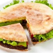 Beirute: Calabresa - Beirute (Ingredientes: Alface, Bacon, Calabresa, Catupiry, Maionese, Milho, Mussarela, Tomate)