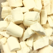 Processados: Aipim descascado a vácuo 700g - R$7,99Kg