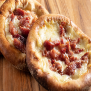 Esfihas Salgadas: Esfiha Bacon - Saborosa esfiha contendo Mussarela e bacon