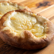 Esfihas Salgadas: Esfiha Napolitana - Saborosa esfiha contendo queijo mussarela, parmesão e provolone.