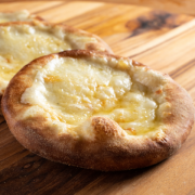 Esfihas Salgadas: Esfiha 4 queijos - Saborosa esfiha contendo queijo mussarela, parmesão, provolone e catupiry.