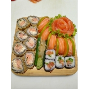 Combinados: Salmão Pequeno - 26 peças:5 sashimis salmão, 5 sushis de salmão, 4 filadelfias e 12 hot filadelfia especial