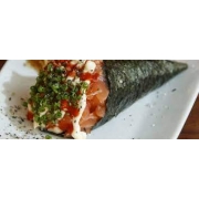Temakis: Temaki salmão cru Spice - Temaki Tradicional (Ingredientes: Arroz, Cebolinha, Cream Cheese, hondashi, Maionese, oleo de gergelim torrado, pimenta Sriracha, Salmão Cru)