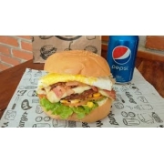 Hambúrguer: X EGG BACON ARTESANAL - Hambúrguer (Ingredientes: Alface, Bacon, Hambúrguer Artesanal, Ketchup, Milho, Molho de Maionese Caseira, Mostarda, Ovo, Pão, Presunto, Queijo, Tomate)