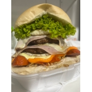 Hambúrguer: X MONTANHA ARTESANAL - Hambúrguer (Ingredientes: 2 Hambúrgueres, 2 Ovos, 2 Vinas Presunto, Alface, Batata Palha, Cheddar, Duas Fatias de Queijo, Ketchup, Milho, Molho de Maionese Caseira, Mostarda, Pão, Presunto Duplo, Tomate)