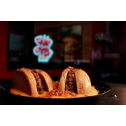 Hambúrguer: VULCANO 200G - Hambúrguer (Ingredientes: 1 Hambúrguer 200g, 2 Fatias Queijo Cheddar, Cebola ao Shoyu, cheddar cremoso, farofa de bacon, Pao Brioche)