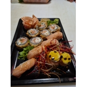 Combinados: Simples salmon 1 coca cola 350ml - 22 peças e 1 coca cola 350ml: 4 sushis de salmão maçaricado + 4 sashimis de salmão maçaricado + 2 jow de salmão com geleia de maracujá + 6 hot philadelphia de salmão especial + 6 hot philadelphia