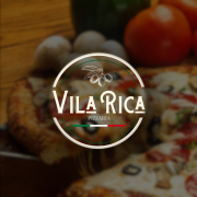 Calzones: Frango Atolado - Calzone (Ingredientes: Bacon, Batata Palha, Catupiry, Frango, Milho, Molho de Tomate, Mussarela, Orégano, Tomate)