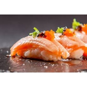 Niguiri: 2 Niguiri de salmão com ovas - ovas de tobiko preto e laranja