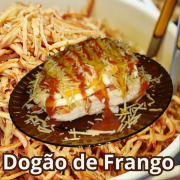 Dogão: Dogão Frango - Dogão (Ingredientes: Batata Palha, Cheddar, Ervilha, Frango, Milho, Mussarela, Pão de Hot Dog, Purê de Batata, Requeijão)