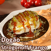 Dogão: Dogão Strogonoff de Frango - Dogão (Ingredientes: Batata Palha, Cheddar, Ervilha, Milho, Mussarela, Pão de Hot Dog, Purê de Batata, Requeijão, Strogonoff de Frango)
