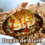 Dogão: Dogão Atum - Dogão (Ingredientes: Atum, Batata Palha, Cheddar, Ervilha, Milho, Mussarela, Pão de Hot Dog, Purê de Batata, Requeijão)