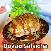 Dogão: Dogão Salsicha - Dogão (Ingredientes: Batata Palha, Cheddar, Ervilha, Milho, Mussarela, Pão de Hot Dog, Purê de Batata, Requeijão, Salsicha)