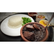 Feijoada: Feijoada Pequena - Feijoada (Ingredientes: Arroz, Carne Seca, Costelinha, Couve, Farofa, Linguiça, Molho de pimenta, Orelha, Pé, Vinagrete)