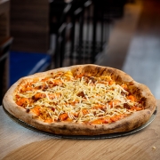 Com Frango: 29 - Delicateza - Pizza Grande (8 Fatias 35cm) (Ingredientes: Bacon, Batata Palha, Cheddar, Frango, Leve porção de muçarela, Molho de Tomate Italiano, Orégano)